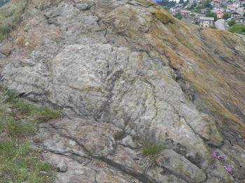 Coppelle incise su roccia di pietra ollare al Belvedere Basso del Geosito (46530 bytes)
